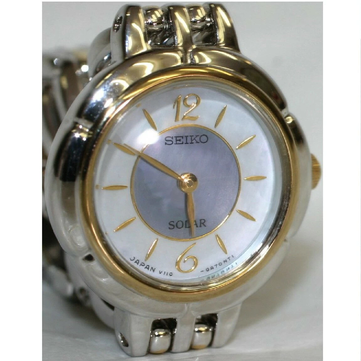 Perfect Beauty Seiko Women's White x Blue Shell Dial Combination Round Solar Watch with 1 Month Guarantee ○A13-80